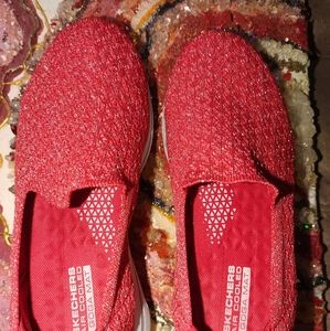 Sketchers red